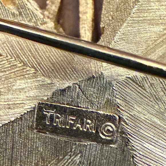 Vintage Trifari Enamel Flower Brooch White & Gold-Tone Signed 1950s-1960s Era - Picture 5 of 5